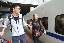 春运学生流与务工返乡流重叠，深圳北站单日客流预计破25万人次视频封面