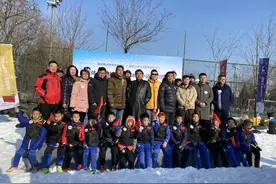 奥体中心冰雪季暨冰雪小战狼训练营启动图片