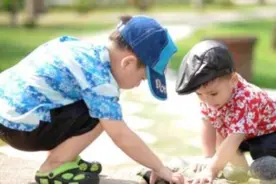 男孩子不自信没底气？缺乏父爱易出现这3种表现，爸爸要反思图片