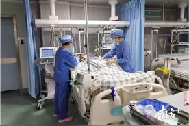 叮咚看两会｜语言、药品、手术刀，医生“三大法宝”要用好图片