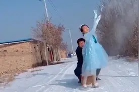 为圆女儿公主梦，爸爸雪地里当“道具师”视频封面