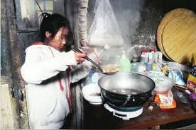 父亲高位截瘫，济南11岁女孩炒菜、喂饭、换尿不湿照顾他图片