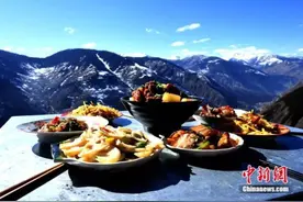扶贫第一书记成“网红”拍“云端餐厅”吸粉百万图片