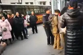 西宁黄衣男孩母亲遇难，事发时他救下弟弟视频封面