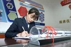 春运中的高铁女司机视频封面