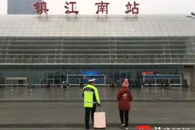 山西大妈回乡过年心切，上错车来到了镇江图片