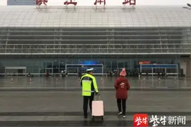 山西大妈回乡过年心切，上错车来到了镇江图片