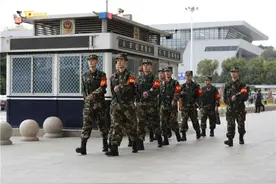 致敬春运中的“橄榄绿”！回家路上，给你满满安全感图片