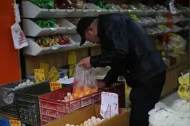 年货备啥 | 老年人爱逛店：现在每天像过年视频封面