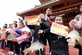 每人发一条鲤鱼！这期末奖励也太好吃了吧图片
