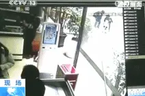 女子带小孩向窨井扔鞭炮引爆炸，放鞭炮千万远离井盖图片