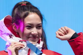 中国入籍滑雪美少女夺冬青奥会银牌，兼顾学业晚上写作业视频封面