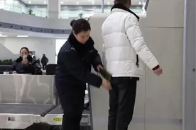 坚守者｜女安检员春运期间每天弯腰四千次视频封面