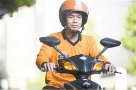 穷困潦倒时曾借宿走廊 外卖小哥靠读诗熬过生活艰辛图片