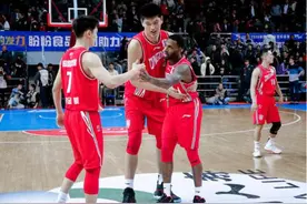 56秒丨王庆明为队友出头吃T 获亚当斯力挺后坐角落哭泣视频封面