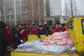 馋哭了！安徽一中学给学生发11000斤猪肉图片