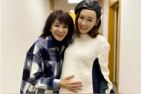港姐杨思琦晒怀二胎写真照 大女儿手扶孕肚温馨有爱图片