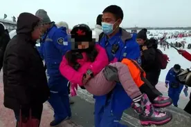 南方小朋友游玩时受伤！哈尔滨市民一起伸手，紧急救助图片
