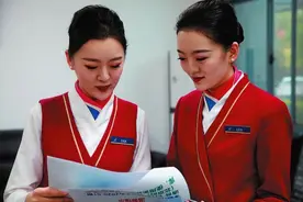 “90后”双胞胎空乘姐妹花连续五年坚守春运一线图片