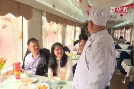 返乡列车上　他为旅客烹饪家乡味道