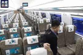 20秒调转一车厢座椅乘务员走红网络 背后是“爱岗敬业”的生动诠释图片