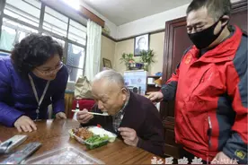 送餐车春节不休息 芷江西路街道外地送餐员坚持为老人送饭图片
