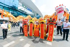 澳网现场共度新春 泸州老窖向海内外友人传递祝福图片