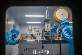 广西籍员工也放弃休假回厂加班，顺德康正加紧生产口罩图片