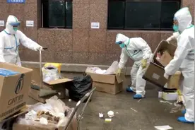 汉口医院因春节放假，仅十余名清洁工在岗，物业兼顾五点半就开工视频封面