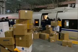 驰援武汉！昨夜12吨物资在这里转运视频封面