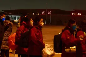 刚刚，136名北京医护人员到达武汉视频封面