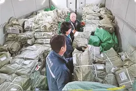 邮政火车押运员：“赶到哪儿就在哪儿过年 早就习惯了”图片
