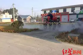 喷洒消毒水，成都新都区乡镇防疫用上自走式植保机图片