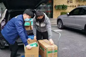 抗疫在社区｜“有多少拿多少！”一家生物制剂企业雪中送炭为新虹街道送来防护用品图片