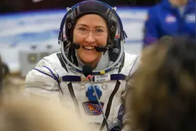 328天！NASA女宇航员创下新纪录，回地球后先要抱着薯片去游个泳图片
