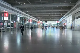 不放松！上海地铁返程高峰客流骤减8成，站内仍有这些防疫措施视频封面