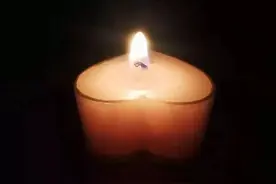 柳州一年轻女子倒在卫生间，不幸身亡图片