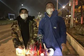 武汉球迷提供扩音喇叭，为火神山医院施工人员解决难题图片