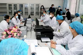 “击退疫情我们有信心”——探访河北医科大学第二医院发热门诊隔离病房里的医务人员图片