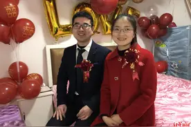 疫情下一场特殊的“婚礼”：新郎一个人接亲 新娘一个人堵门图片