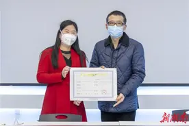 湖南颁发首张医用一次性防护服生产许可证图片