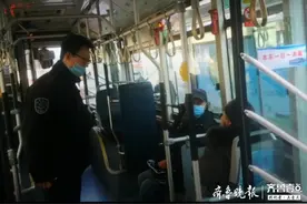 战疫进行时｜济南公交提醒乘客，出示身份证件才能刷卡乘坐公交车图片