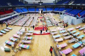 记者实地探访武汉“方舱医院”：洪山体育馆700张病床就位，区域如何划分？视频封面
