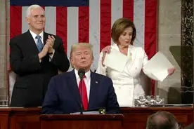 特朗普拒绝握手，佩洛西手撕国情咨文讲稿，现场火药味十足！视频封面