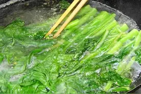这几种蔬菜是必须要焯水，今后可要记住啊图片