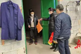 母女齐上阵 携手抗疫情图片