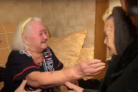 失散78年的姐妹重逢，别时花季再见已是两鬓花白视频封面
