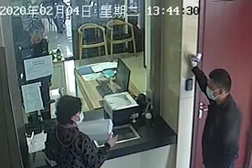 阿姨给派出所送来两盒护目镜，扭头就走！只留下：我是辖区居民，给你们执勤用……图片