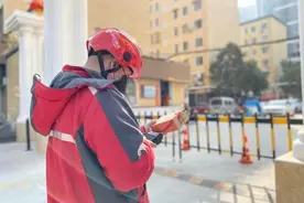 暖哭！“无接触”配送后，快递小哥被客户的这些话感动图片