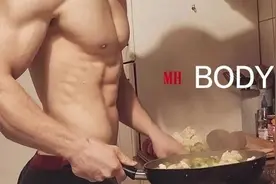 宅=长膘？拥有六块腹肌的日本宅男小哥笑了图片